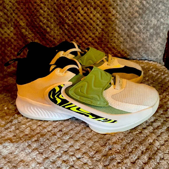 Youth Nikes - Picture 1 of 5